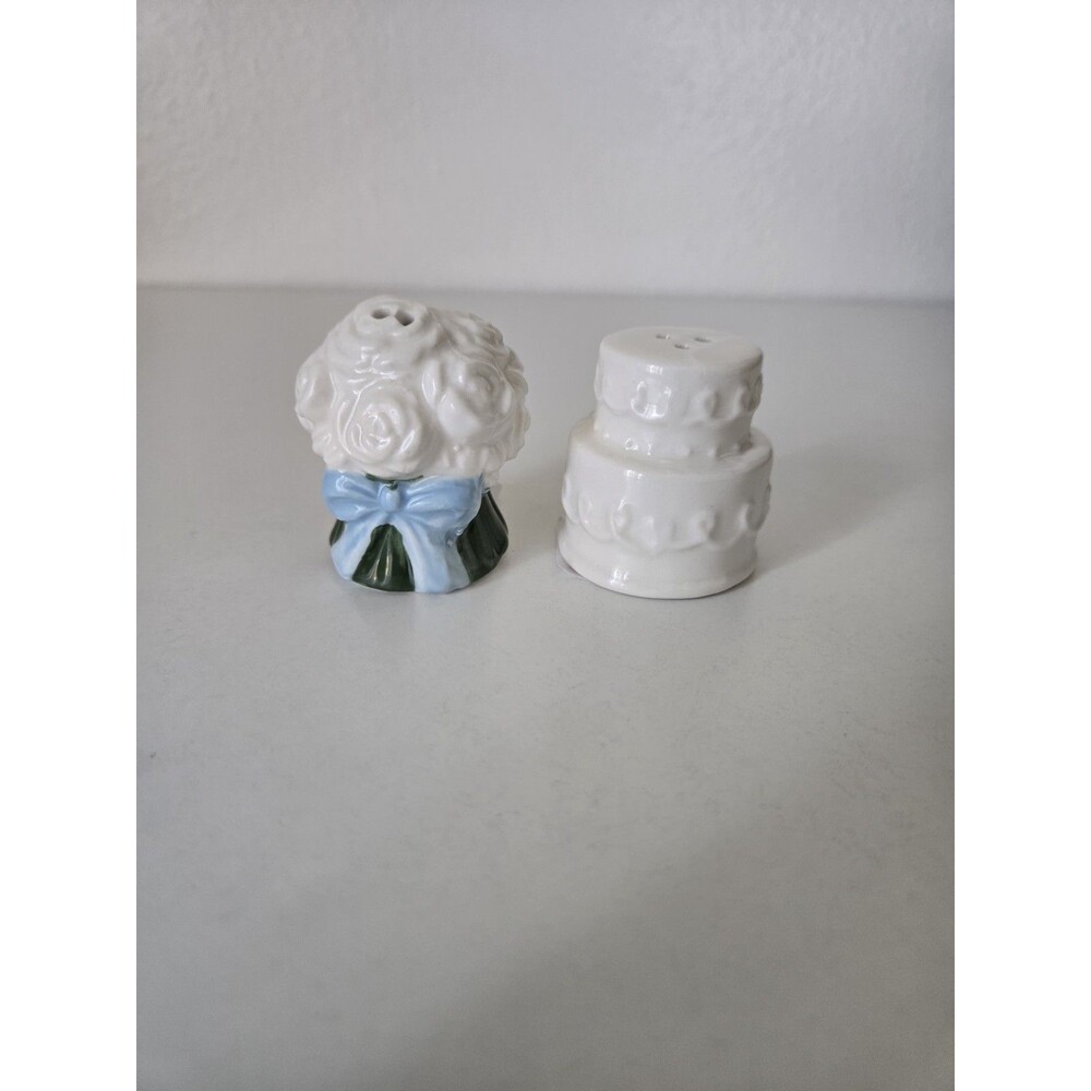 NWT Cracker Barrel Wedding Cake and Bouquet mini salt and pepper shakers